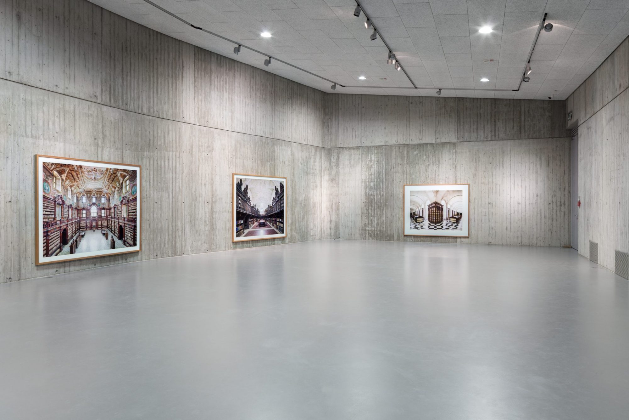 »Candida Höfer. Libraries: The Return«, Neue Galerie Gladbeck, 2020 © Hanne Brandt